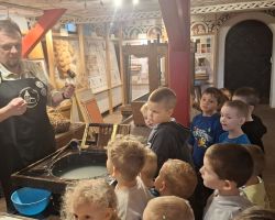 dzieci podczas wycieczki do muzeum drukarstwa i piśmiennictwa