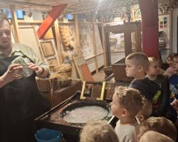 dzieci podczas wycieczki do muzeum drukarstwa i piśmiennictwa