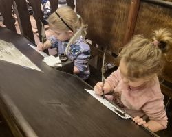 dzieci podczas wycieczki do muzeum drukarstwa i piśmiennictwa