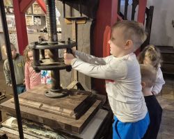 dzieci podczas wycieczki do muzeum drukarstwa i piśmiennictwa