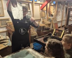 dzieci podczas wycieczki do muzeum drukarstwa i piśmiennictwa