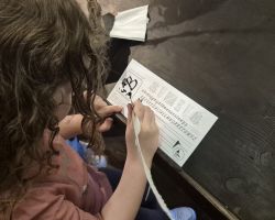 dzieci podczas wycieczki do muzeum drukarstwa i piśmiennictwa