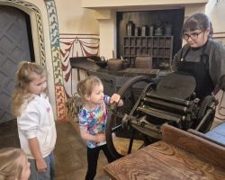 dzieci podczas wycieczki do muzeum drukarstwa i piśmiennictwa