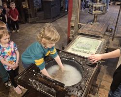 dzieci podczas wycieczki do muzeum drukarstwa i piśmiennictwa