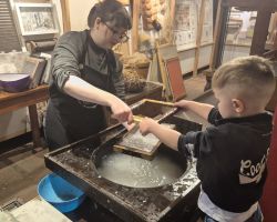 dzieci podczas wycieczki do muzeum drukarstwa i piśmiennictwa