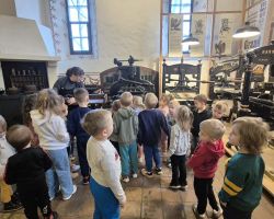 dzieci podczas wycieczki do muzeum drukarstwa i piśmiennictwa