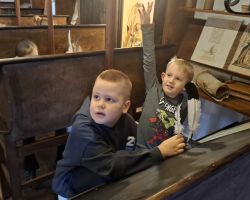 dzieci podczas wycieczki do muzeum drukarstwa i piśmiennictwa