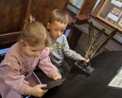dzieci podczas wycieczki do muzeum drukarstwa i piśmiennictwa