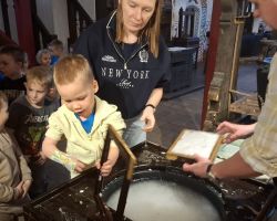 dzieci podczas wycieczki do muzeum drukarstwa i piśmiennictwa