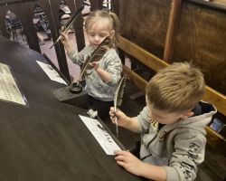 dzieci podczas wycieczki do muzeum drukarstwa i piśmiennictwa