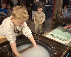 dzieci podczas wycieczki do muzeum drukarstwa i piśmiennictwa