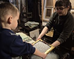 dzieci podczas wycieczki do muzeum drukarstwa i piśmiennictwa