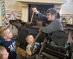 dzieci podczas wycieczki do muzeum drukarstwa i piśmiennictwa