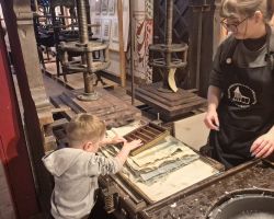 dzieci podczas wycieczki do muzeum drukarstwa i piśmiennictwa