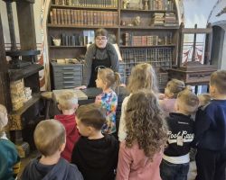 dzieci podczas wycieczki do muzeum drukarstwa i piśmiennictwa