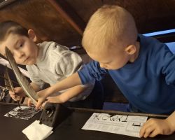 dzieci podczas wycieczki do muzeum drukarstwa i piśmiennictwa