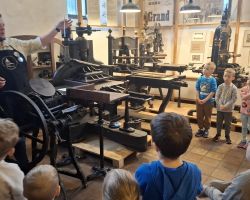 dzieci podczas wycieczki do muzeum drukarstwa i piśmiennictwa