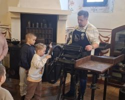dzieci podczas wycieczki do muzeum drukarstwa i piśmiennictwa