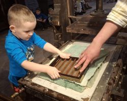 dzieci podczas wycieczki do muzeum drukarstwa i piśmiennictwa