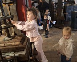 dzieci podczas wycieczki do muzeum drukarstwa i piśmiennictwa