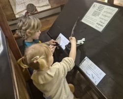 dzieci podczas wycieczki do muzeum drukarstwa i piśmiennictwa
