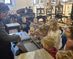 dzieci podczas wycieczki do muzeum drukarstwa i piśmiennictwa
