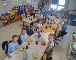 dzieci jedzą śniadanie wielkanocne