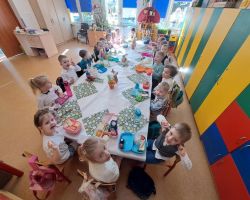 dzieci jedzą śniadanie wielkanocne