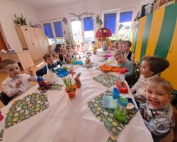 dzieci jedzą śniadanie wielkanocne