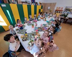 dzieci jedzą śniadanie wielkanocne