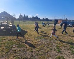 dzieci jedzą śniadanie wielkanocne