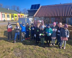 dzieci jedzą śniadanie wielkanocne