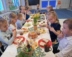 dzieci jedzą śniadanie wielkanocne