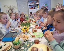 dzieci jedzą śniadanie wielkanocne