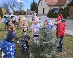 dzieci jedzą śniadanie wielkanocne