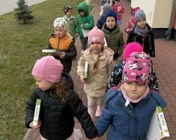 dzieci jedzą śniadanie wielkanocne