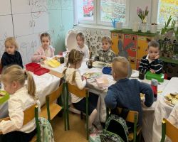 dzieci jedzą śniadanie wielkanocne