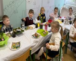 dzieci jedzą śniadanie wielkanocne
