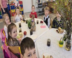 dzieci jedzą śniadanie wielkanocne