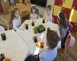 dzieci jedzą śniadanie wielkanocne