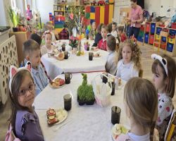 dzieci jedzą śniadanie wielkanocne