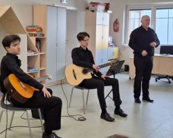 dzieci i muzycy podczas audycji muzycznej