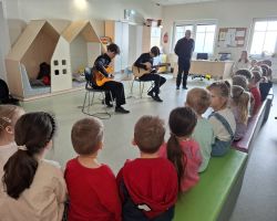 dzieci i muzycy podczas audycji muzycznej