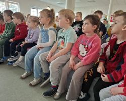 dzieci i muzycy podczas audycji muzycznej