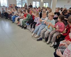 dzieci i muzycy podczas audycji muzycznej