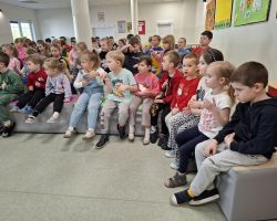 dzieci i muzycy podczas audycji muzycznej