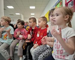 dzieci i muzycy podczas audycji muzycznej