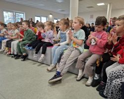 dzieci i muzycy podczas audycji muzycznej