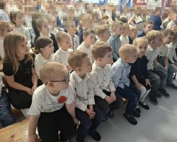 dzieci na uroczystości z okazji święta patrona szkoły