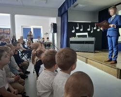 dzieci na uroczystości z okazji święta patrona szkoły